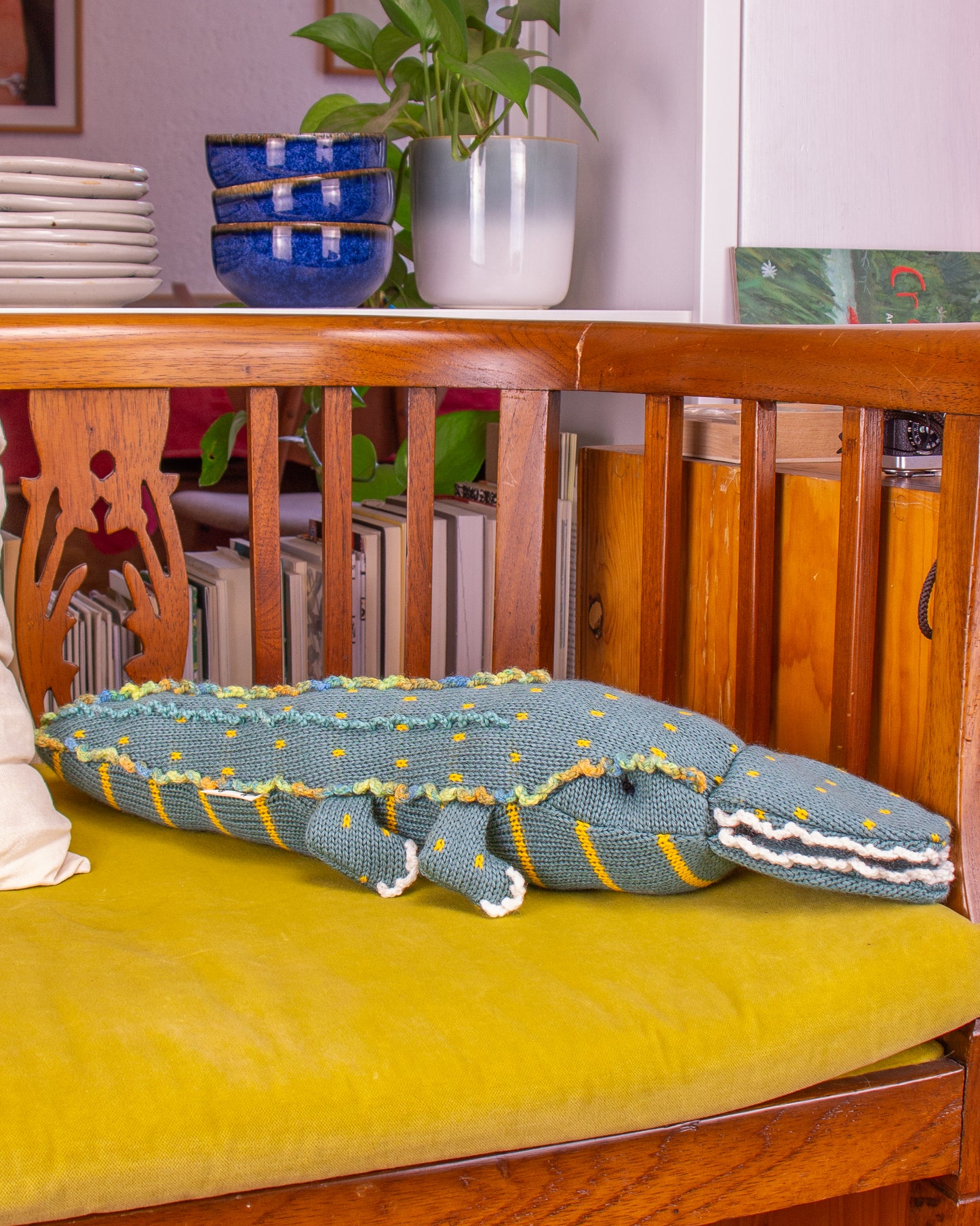 Cocodrilo de peluche en sala