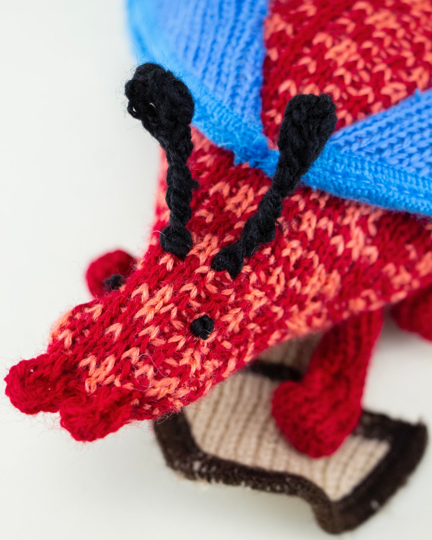 Detalle de hormiga de peluche
