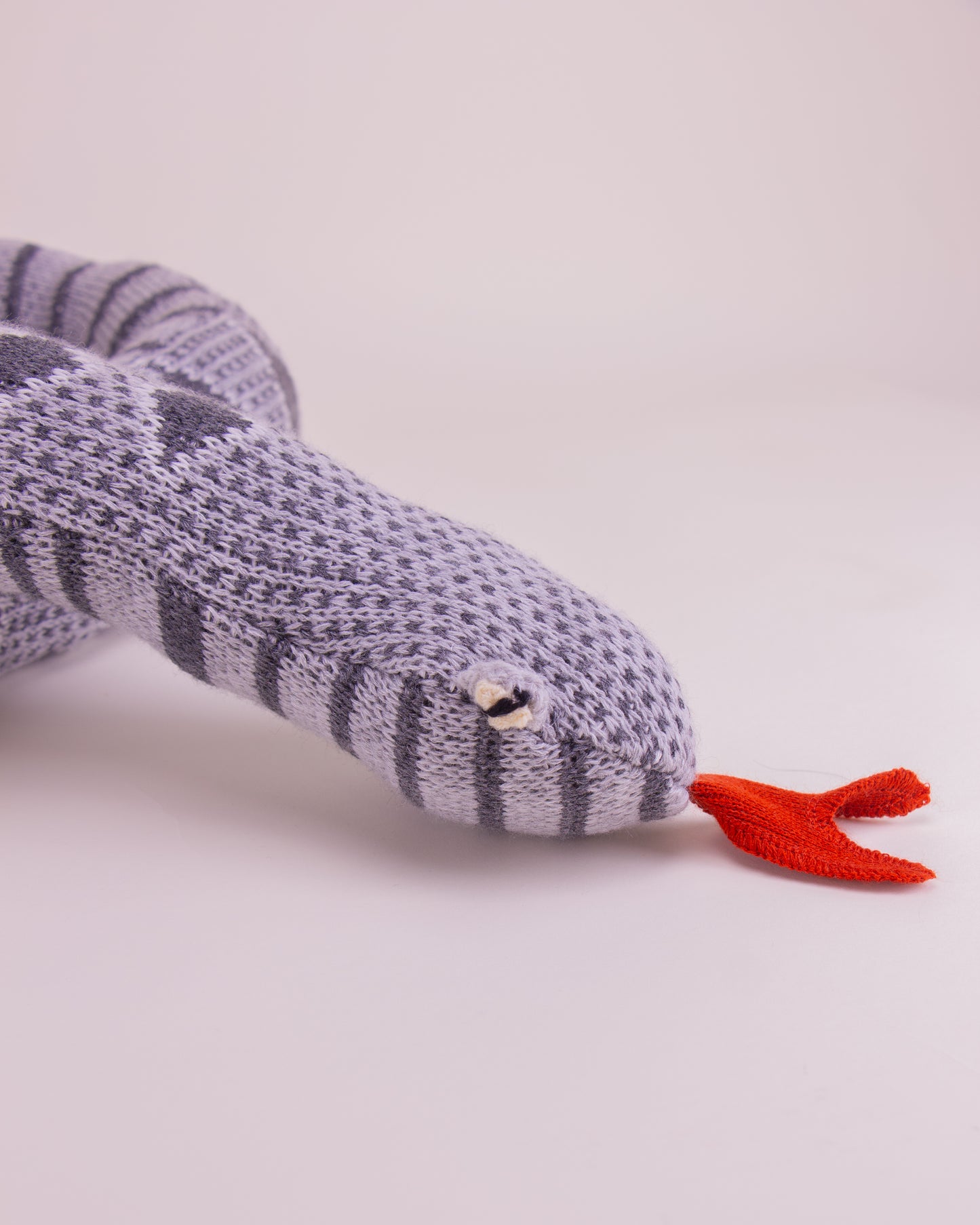 Serpiente peluche Gris