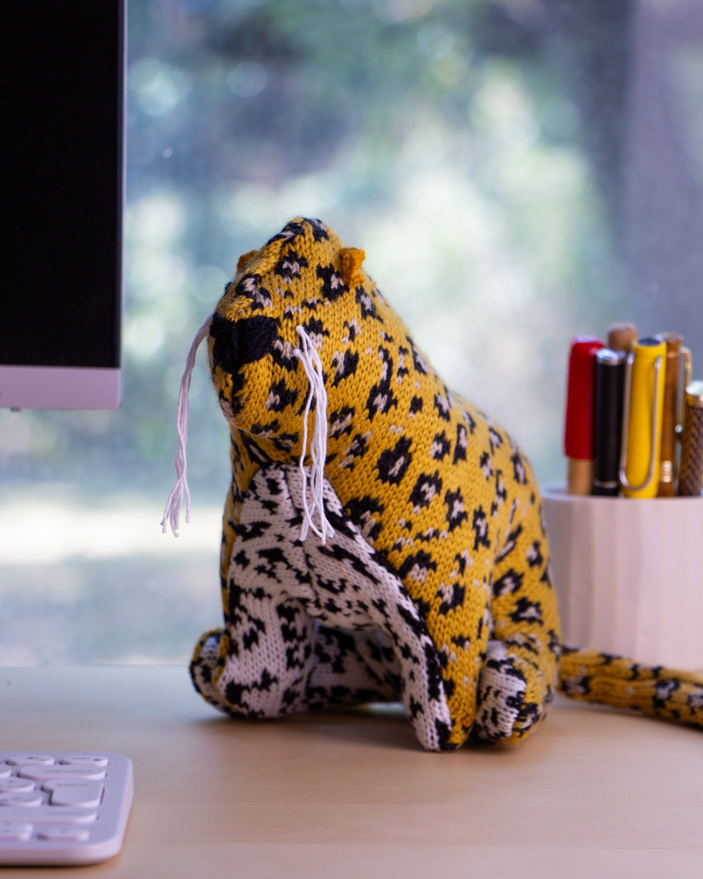 Jaguar de peluche en escritorio