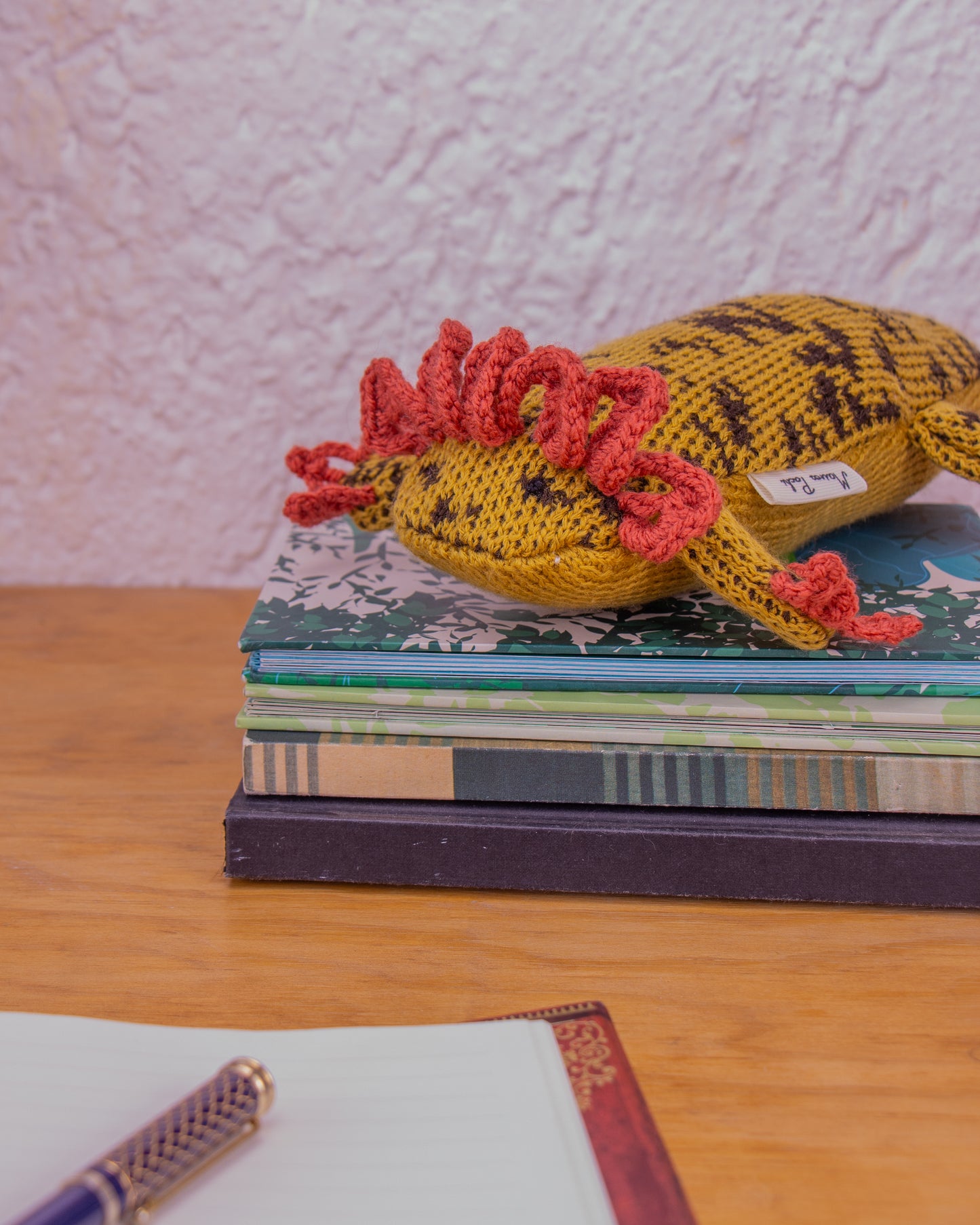 Ajolote amarillo en escritorio