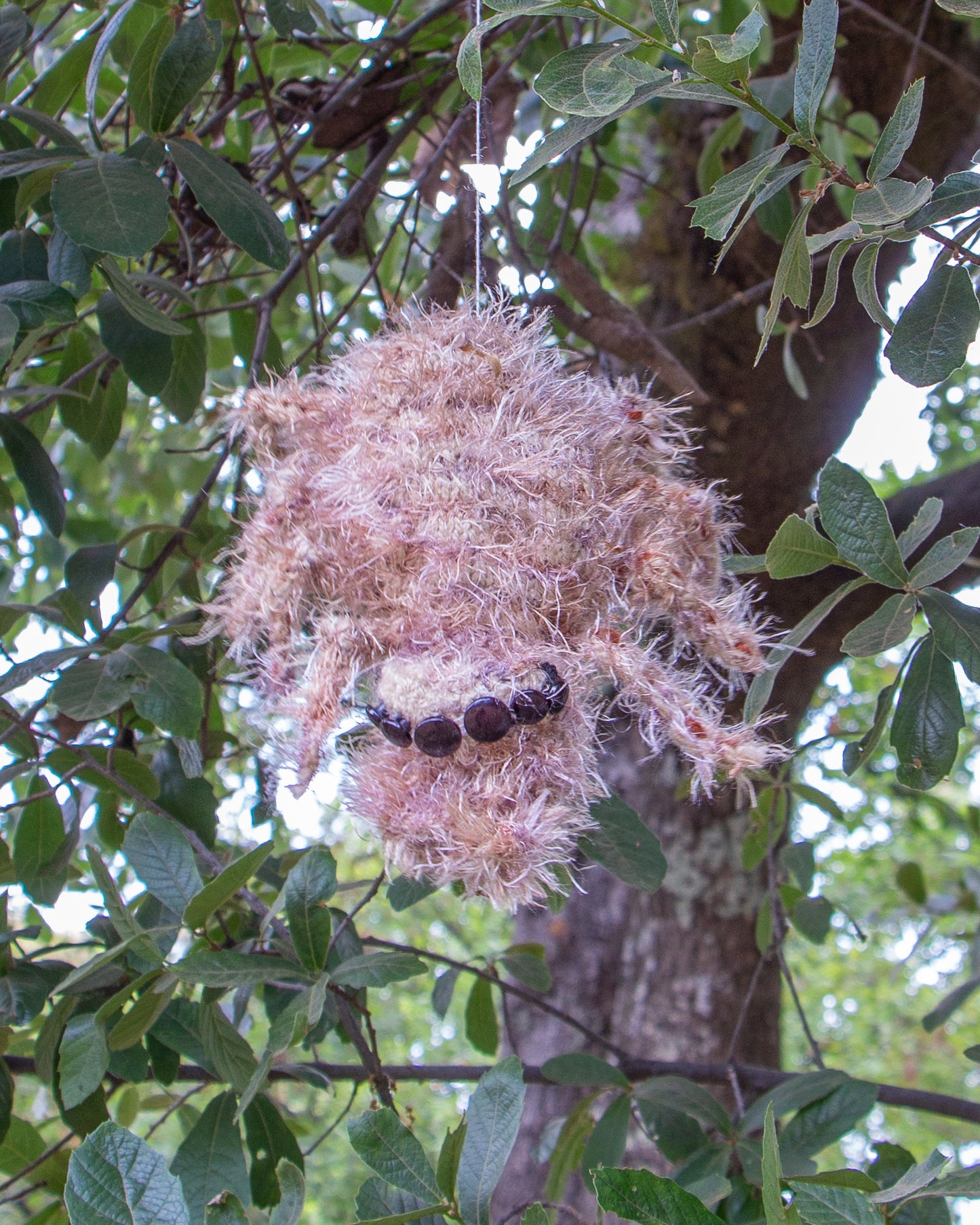 Araña saltarina de peluche colgante