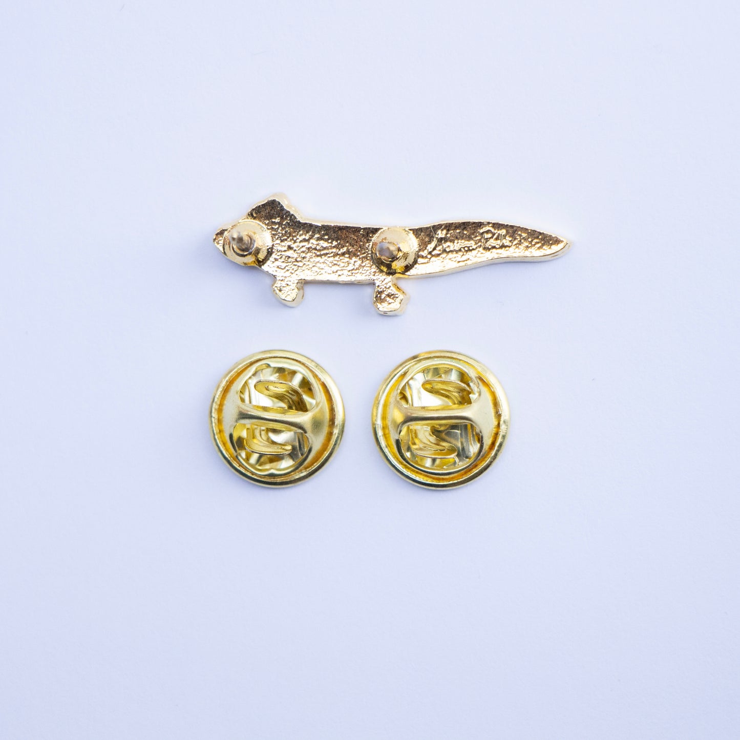 Pin de ajolote dorado