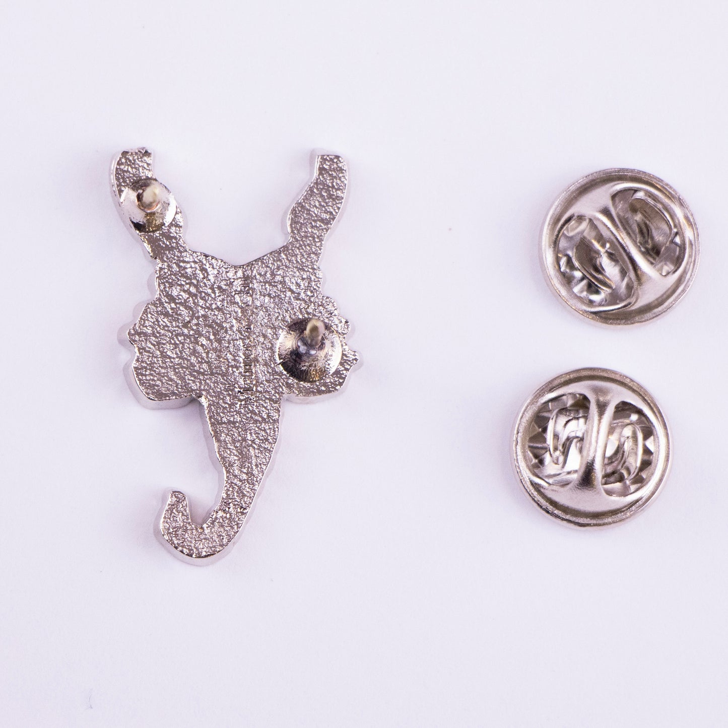 atras pin alacran cafe