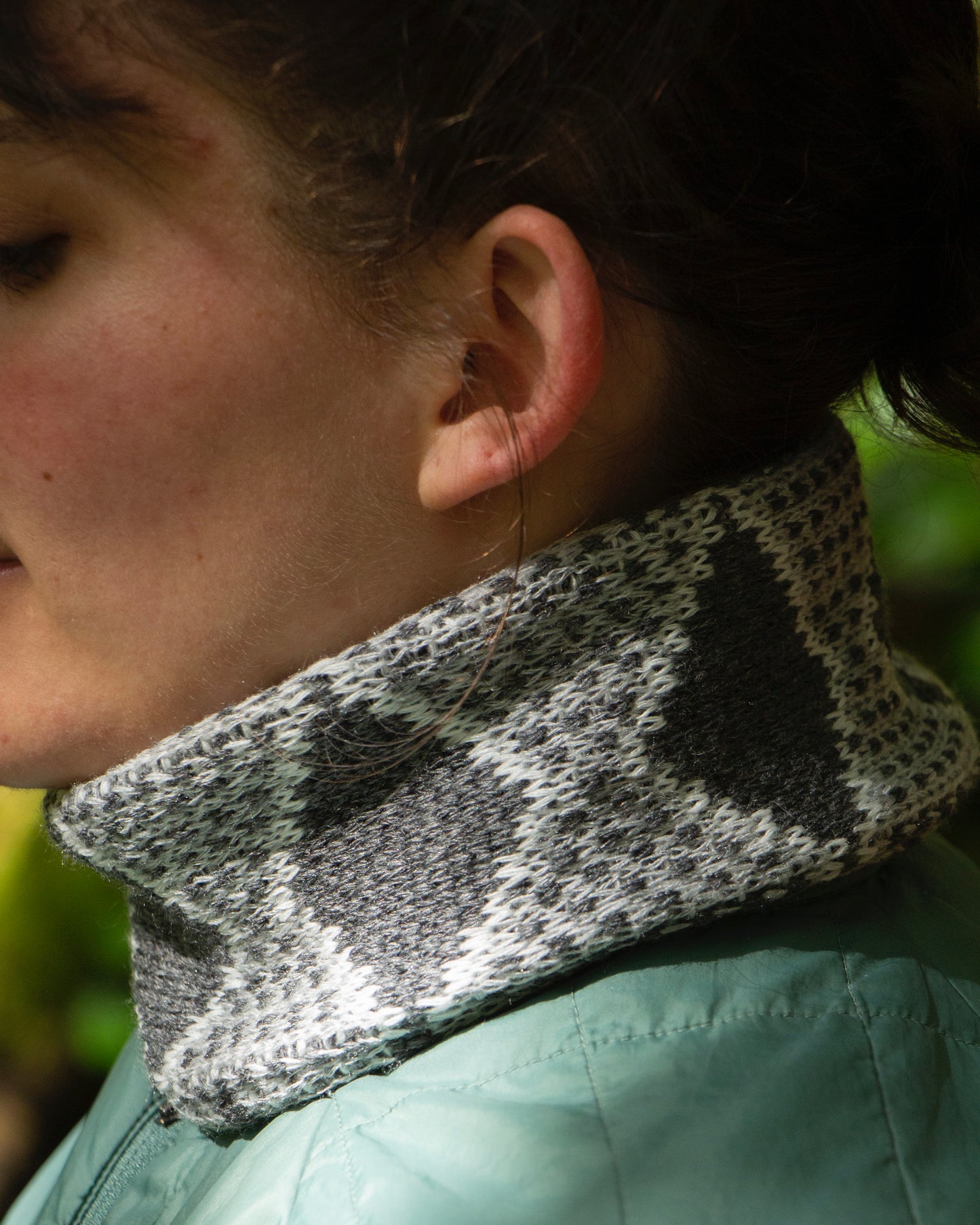 Bufanda de serpiente gris en cuello