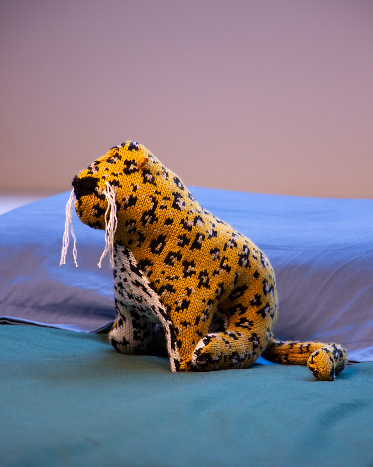Jaguar de peluche en cama
