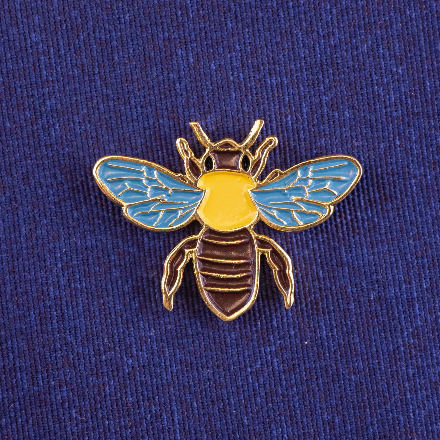 Pin de abeja sobre tela