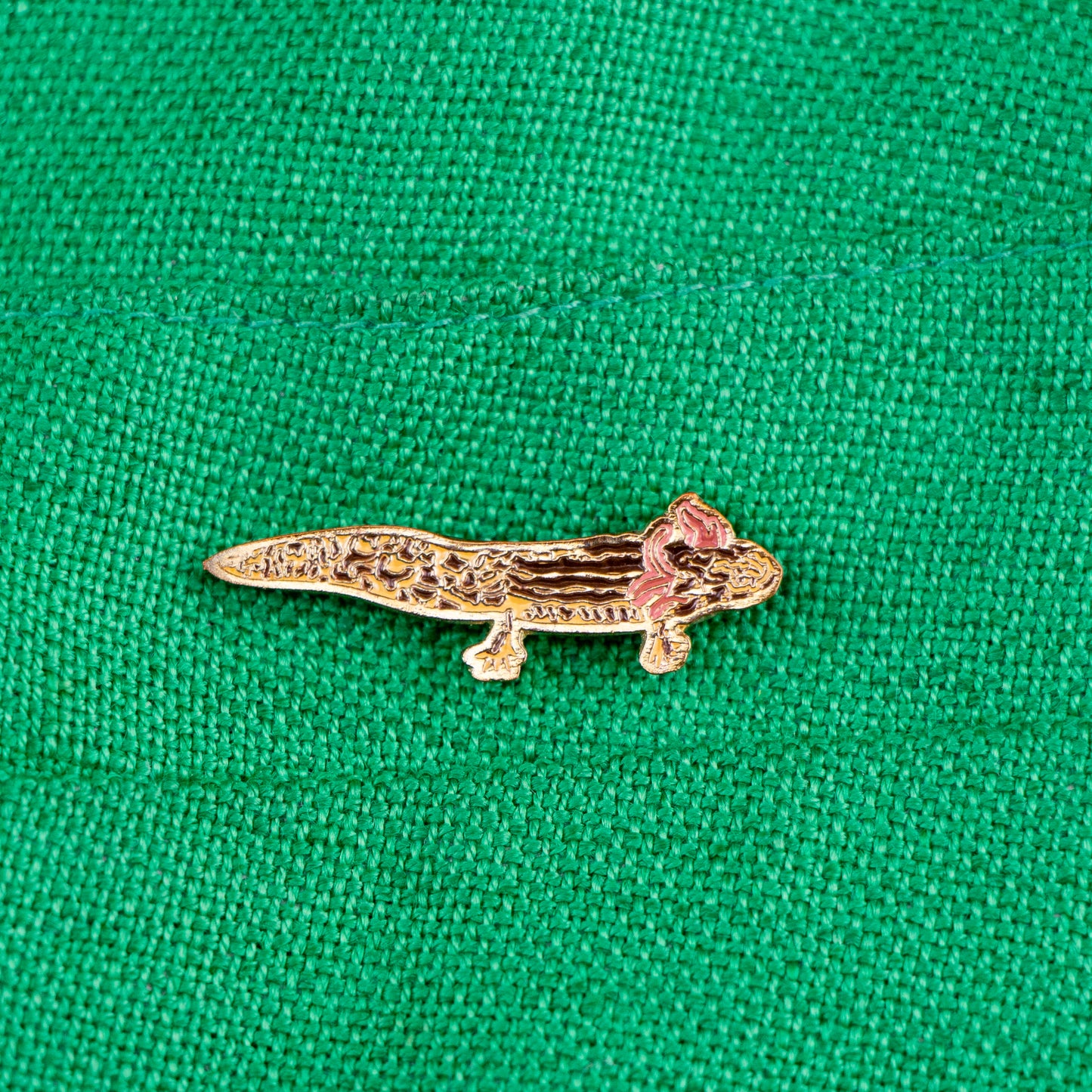 pin ajolote dorado
