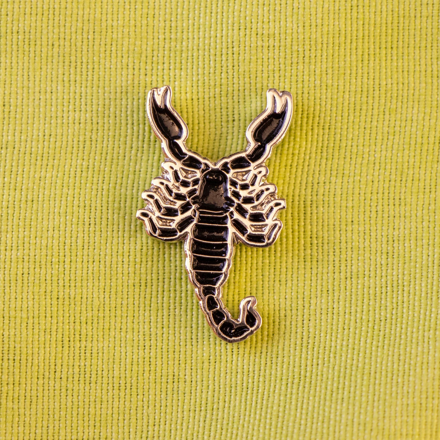 pin alacran negro tela