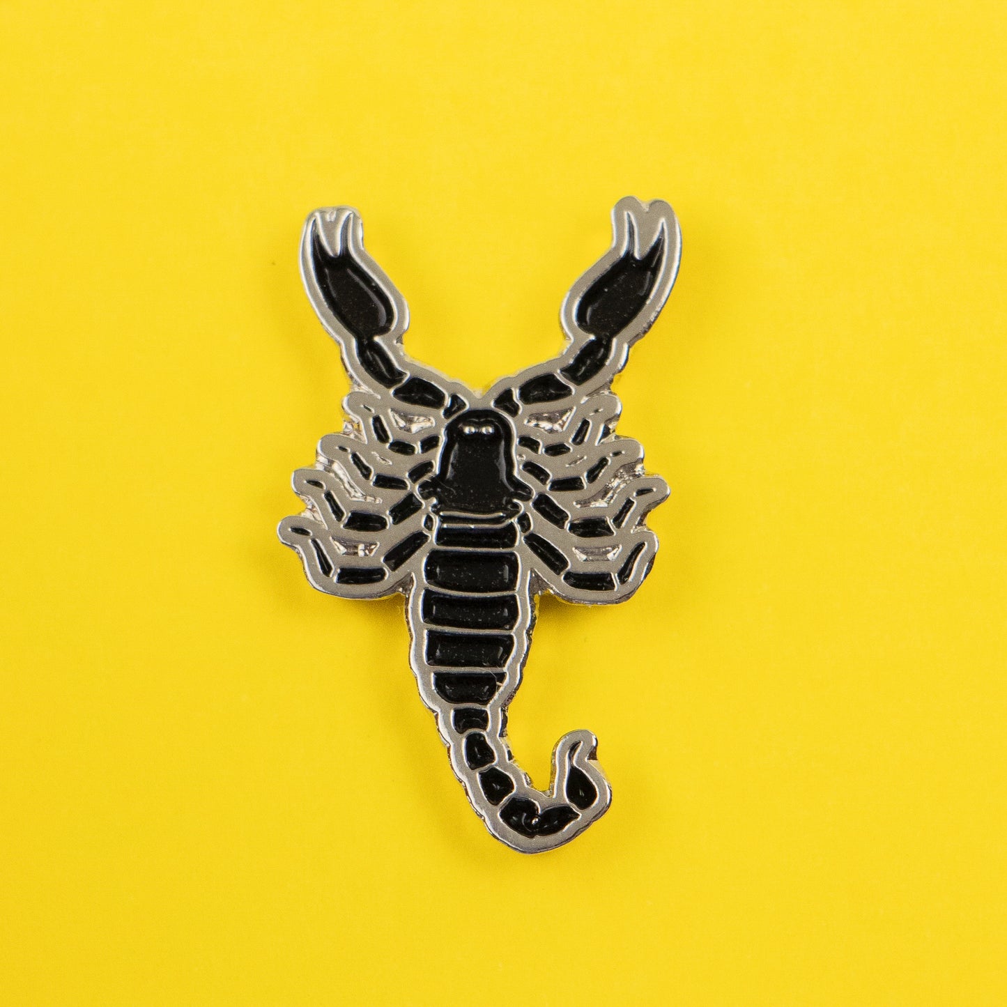 Pin de alacrán negro