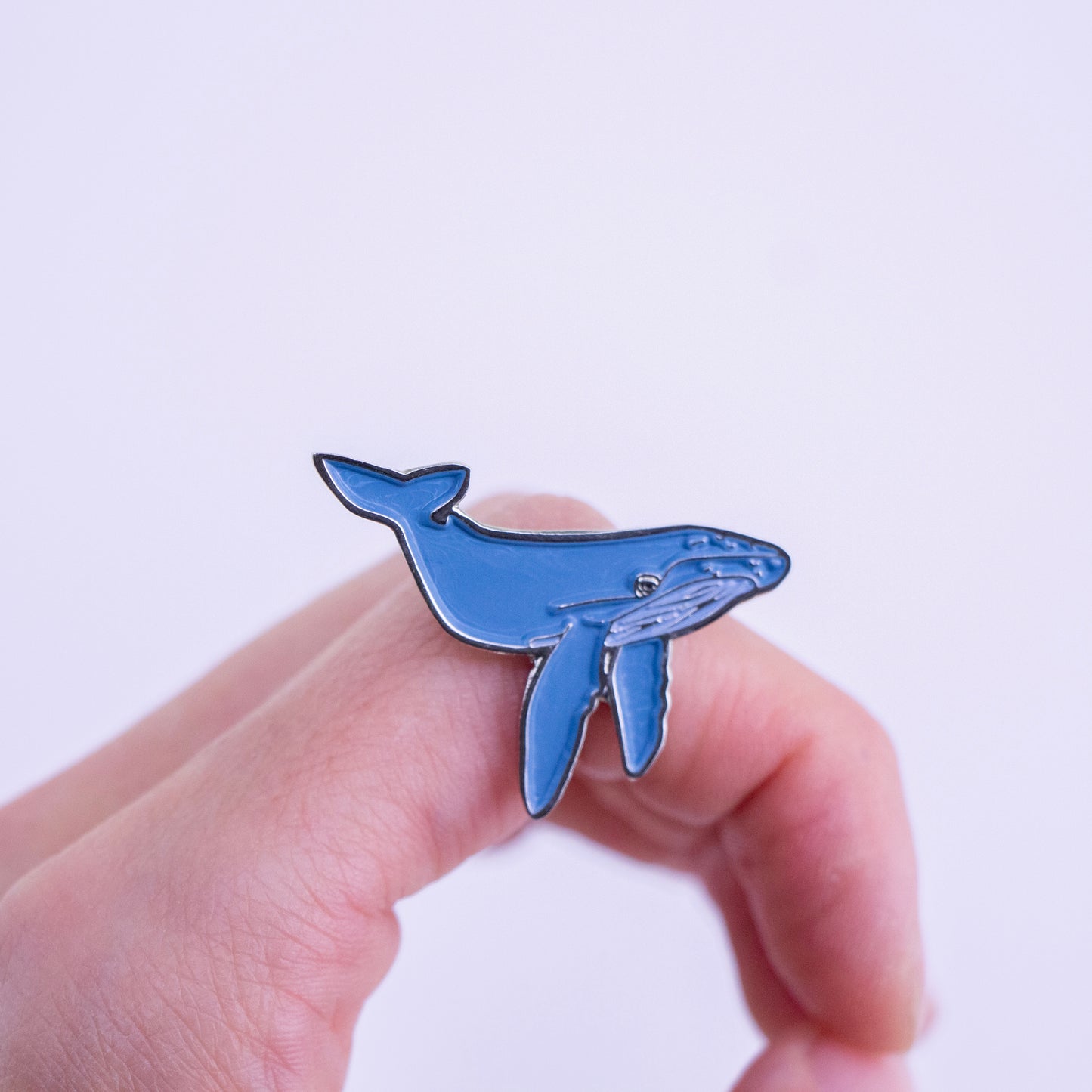 Pin de Ballena en mano