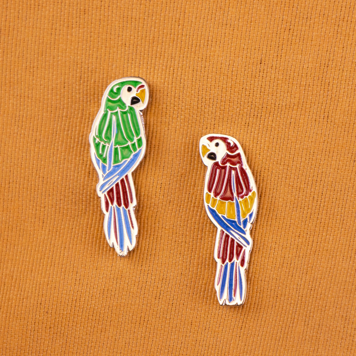 pin guacamaya verde tela