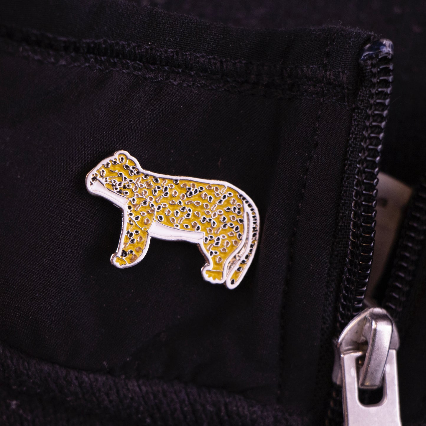 pin jaguar amarillo tela