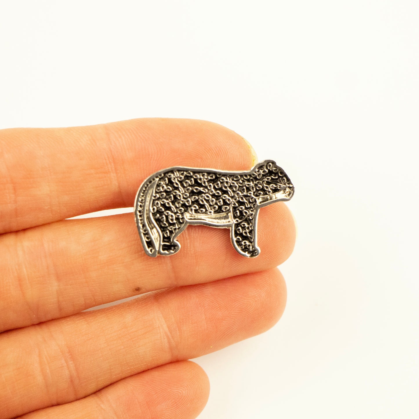 pin jaguar negro mano