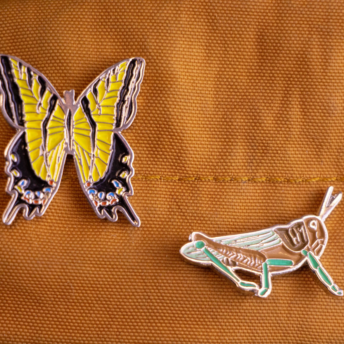 pin mariposa amarilla tela