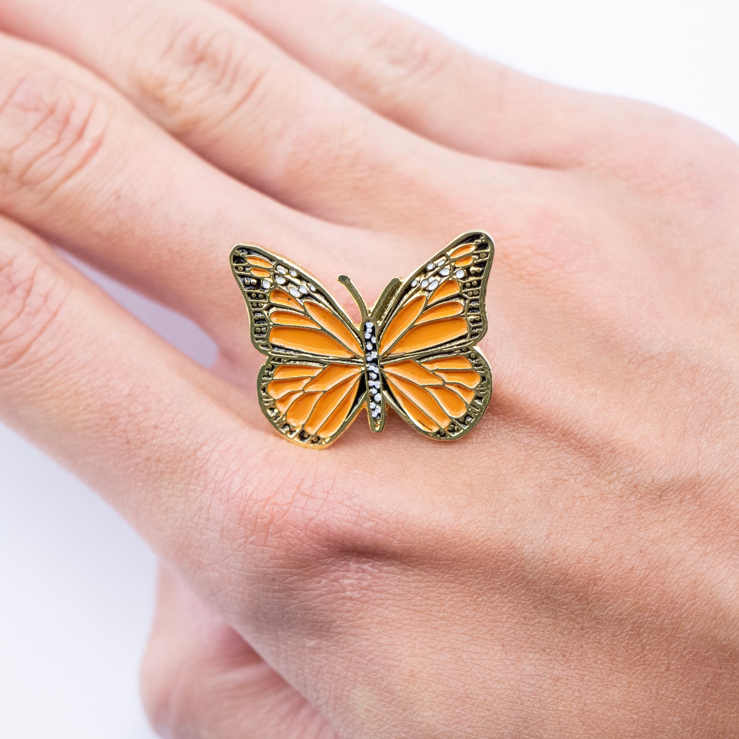 pin mariposa monarca mano