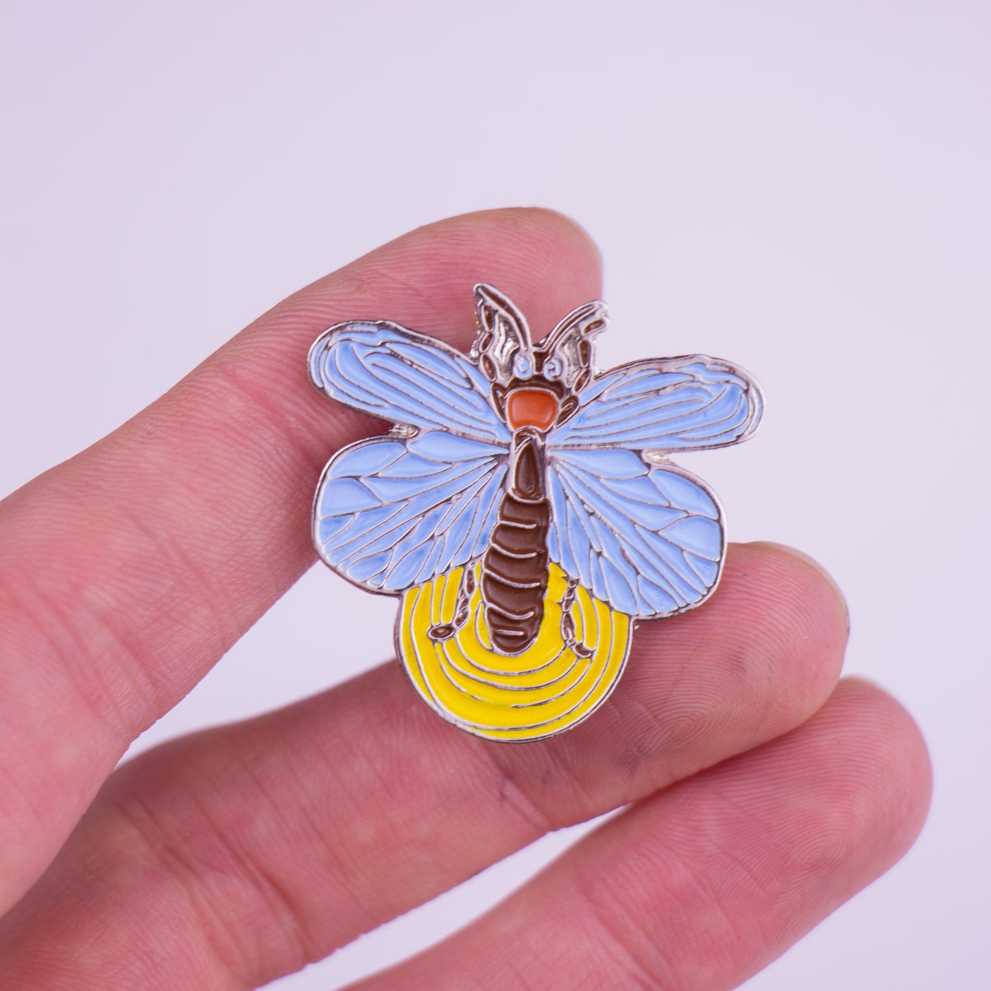 pin luciernaga mano