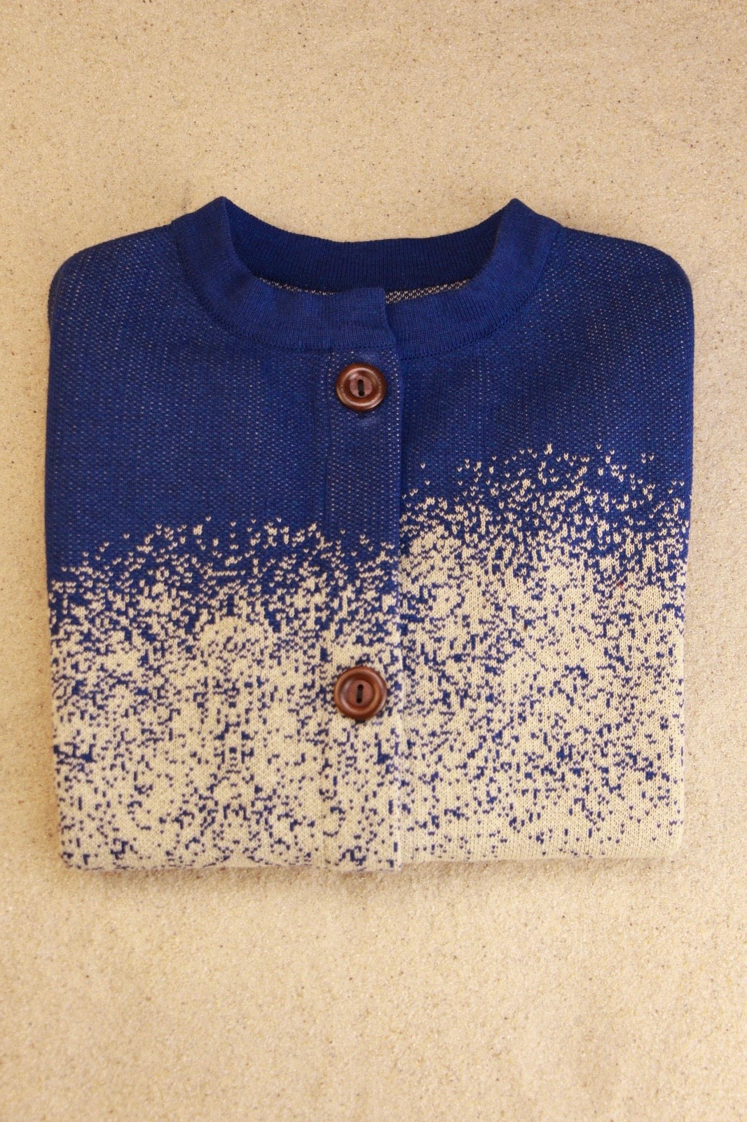 Sueter color azul y arena