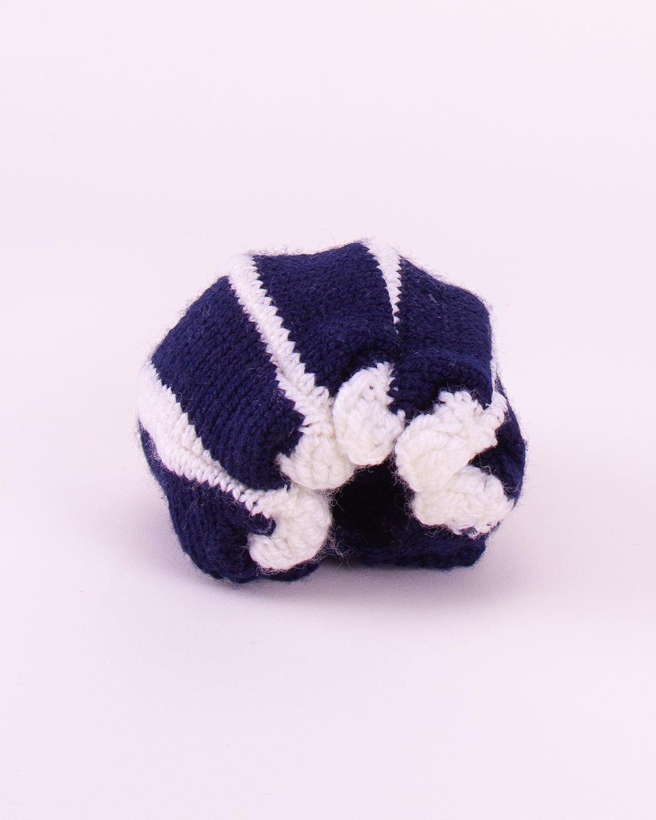 Cochinilla de peluche hecha bolita