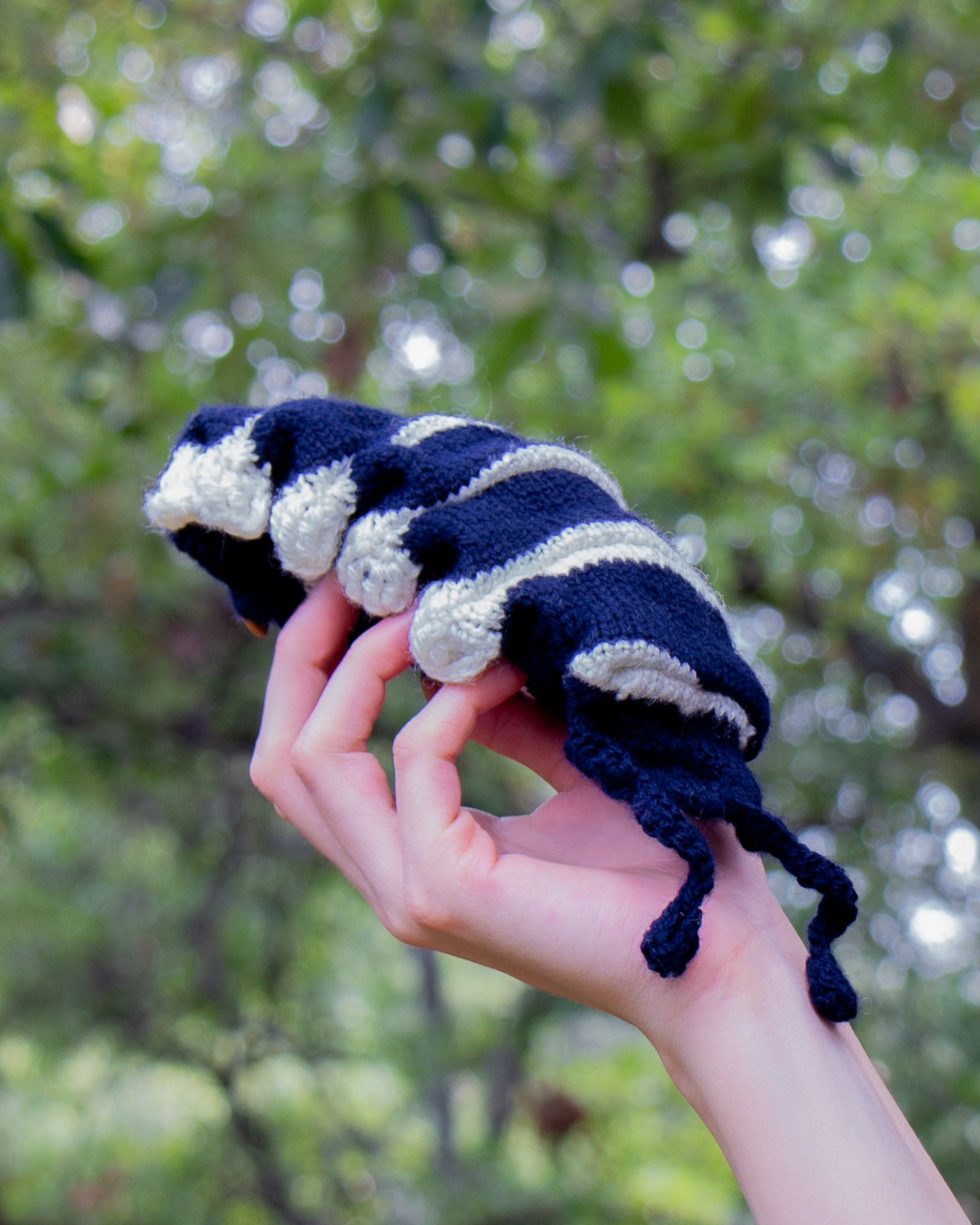Cochinilla de peluche en mano
