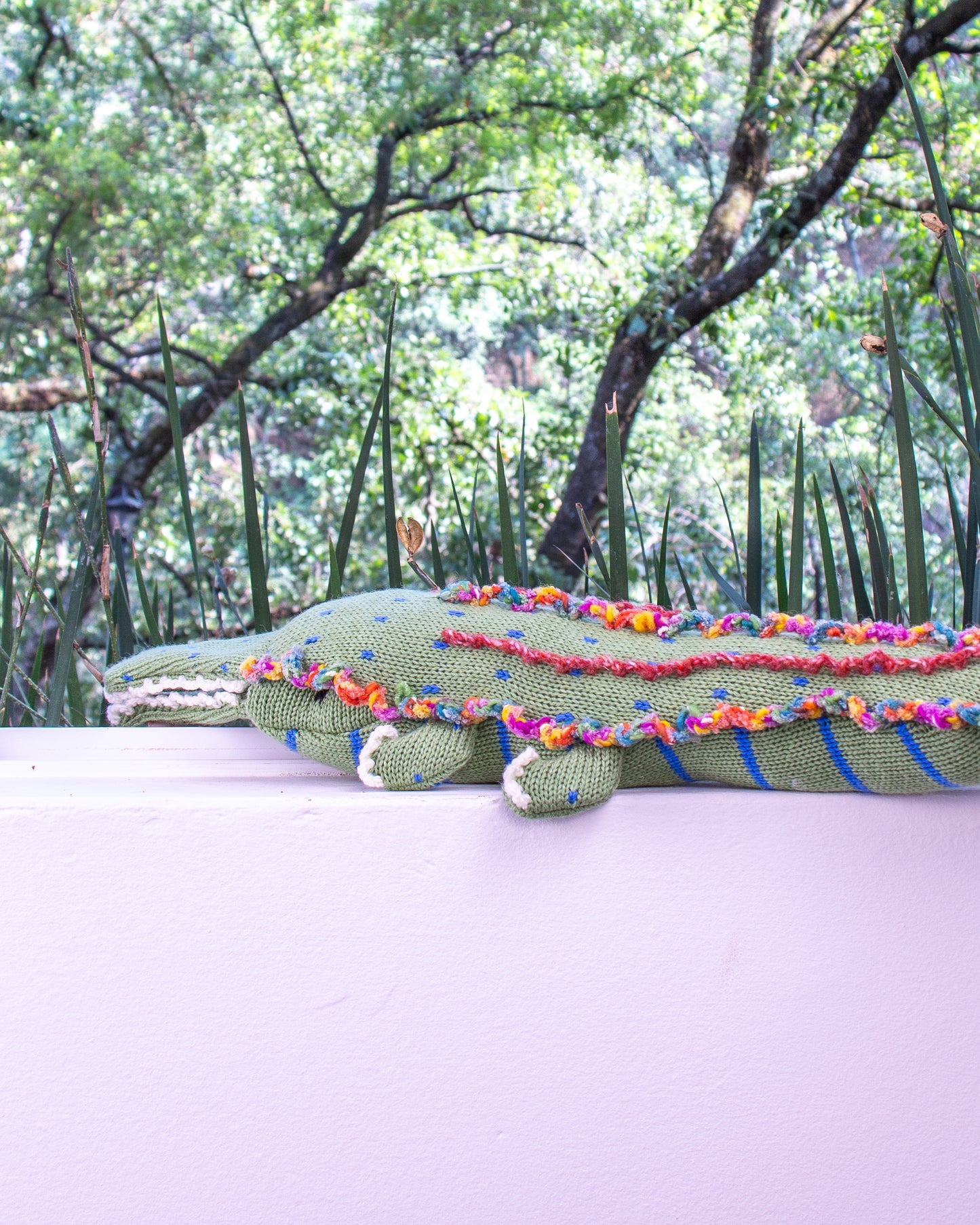 Cocodrilo de peluche en ventana