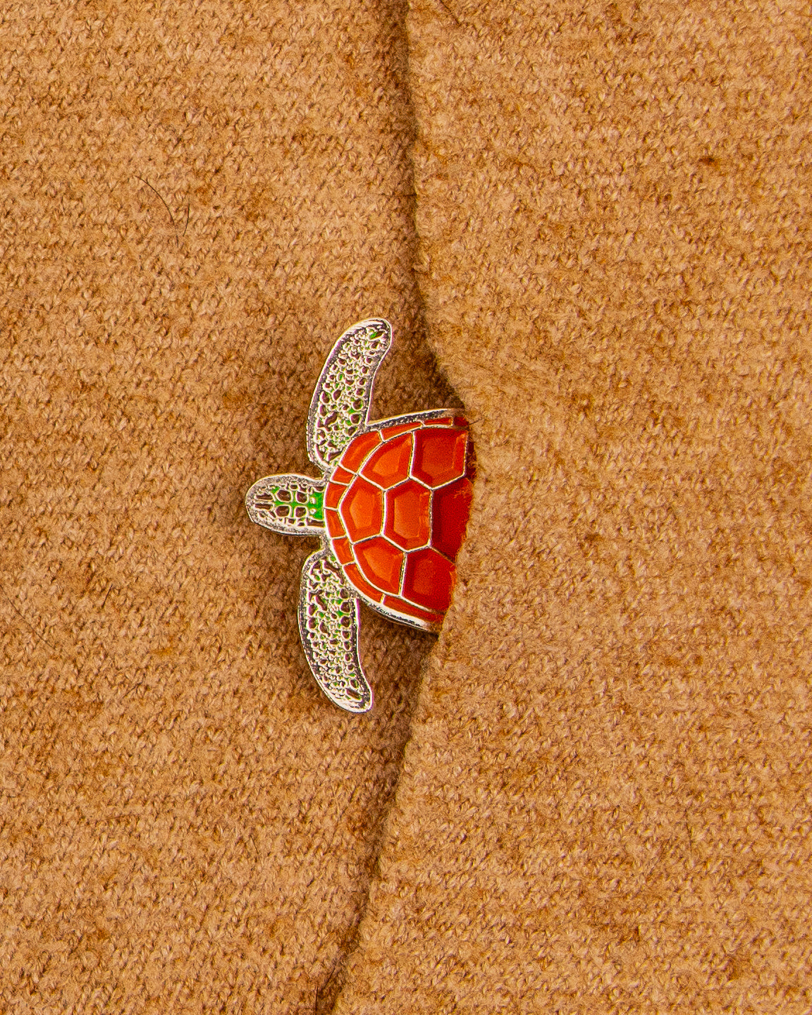 Pin de tortuga desovando