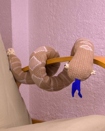 Serpiente de peluche café en sala