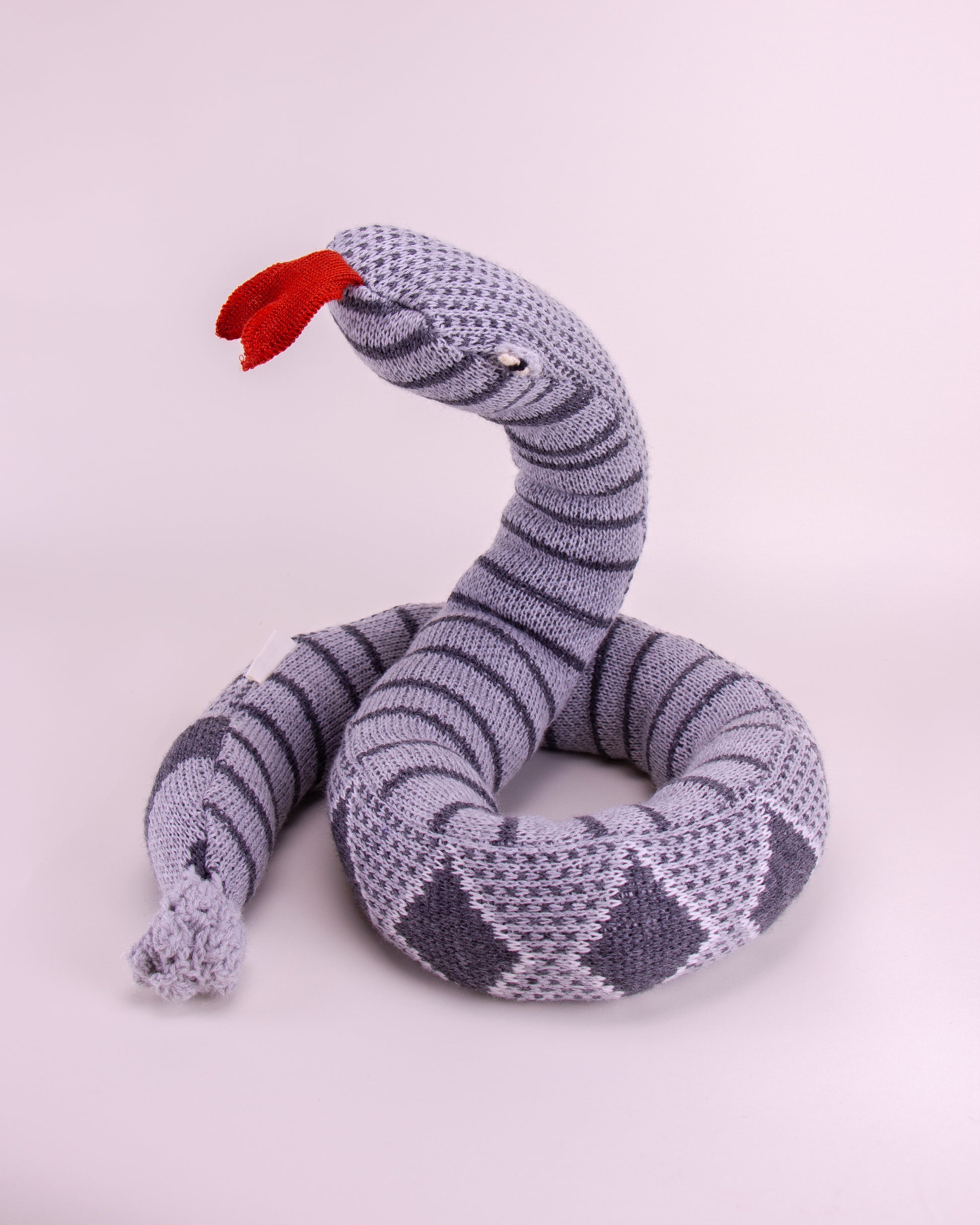 Serpiente de peluche gris